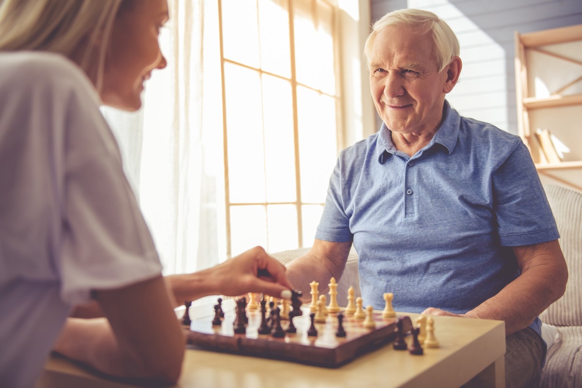 Seniors spēlē šahu, vingrina domāšanu, atmiņu un smadzenes