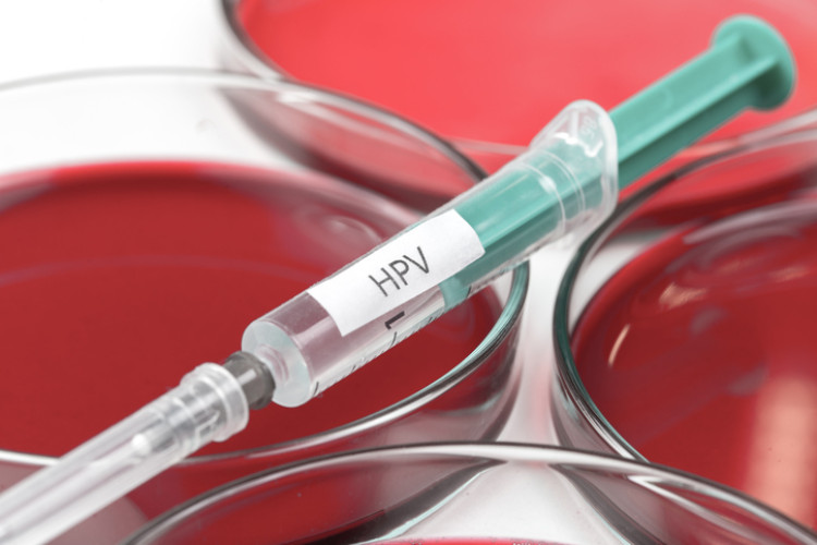 šļirce ar HPV vakcīnu