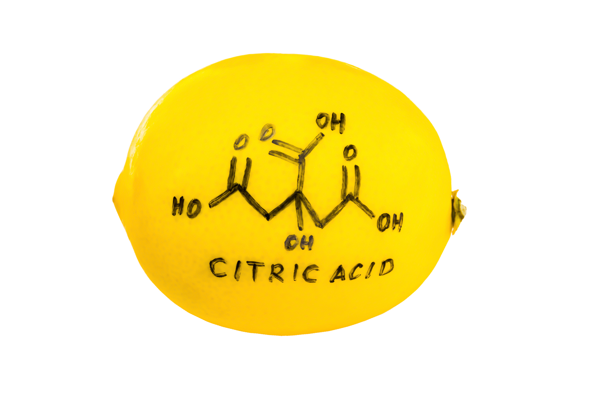 Citronskābes formula, kas uz citrona uzrakstīta ar marķieri